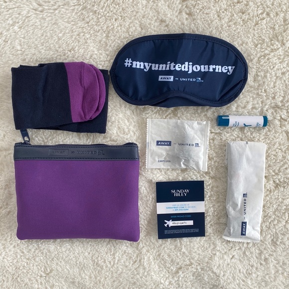 ❤️ Away Travel x United Global Travel Kit New - Picture 1 of 5